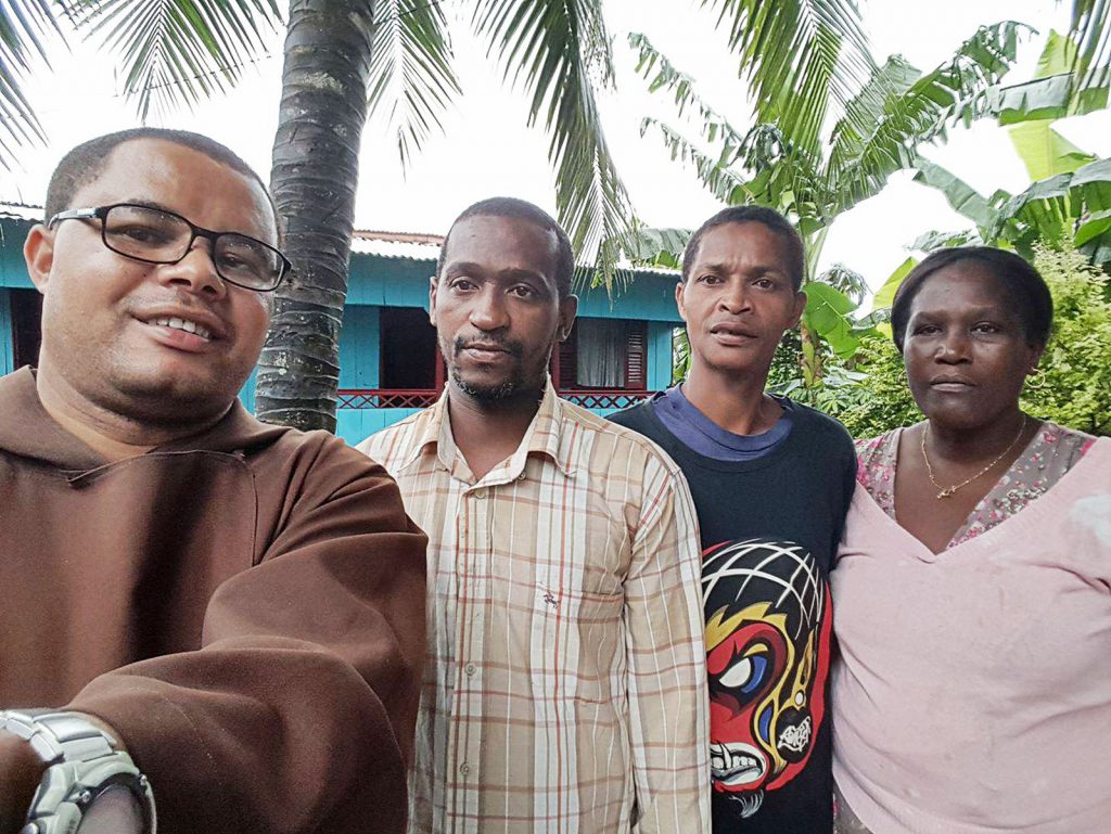 Missionário Frei Claudino Vieira e os irmãos de Adilson Correia